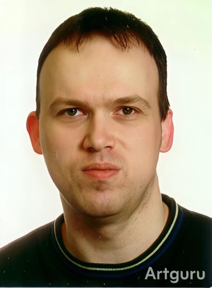 Ich mit 31 Jahren. Ausweisbild. Per AI verbessert.